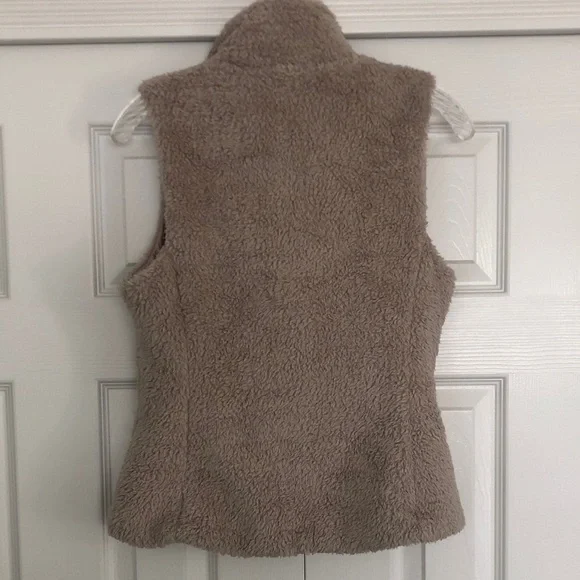 Patagonia Women's Beige Sherpa Fleece Vest - Picture 5 of 5